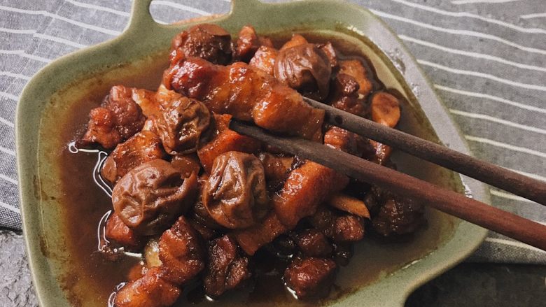 青梅煮酒 梅子炖肉 肥而不腻清口美味,青梅的味道会中和肥肉的腻
不会吃起来那么油腻腻的,最最主要的是带着<a style='color:red;display:inline-block;' href='/shicai/ 5411'>青梅酒</a>微微的酸甜😏