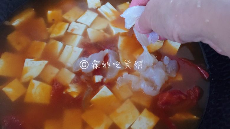 番茄豆腐鱼片汤,烧开后的汤稍微炖煮一会儿,随后把鱼片一点一点的分散开来放入。
