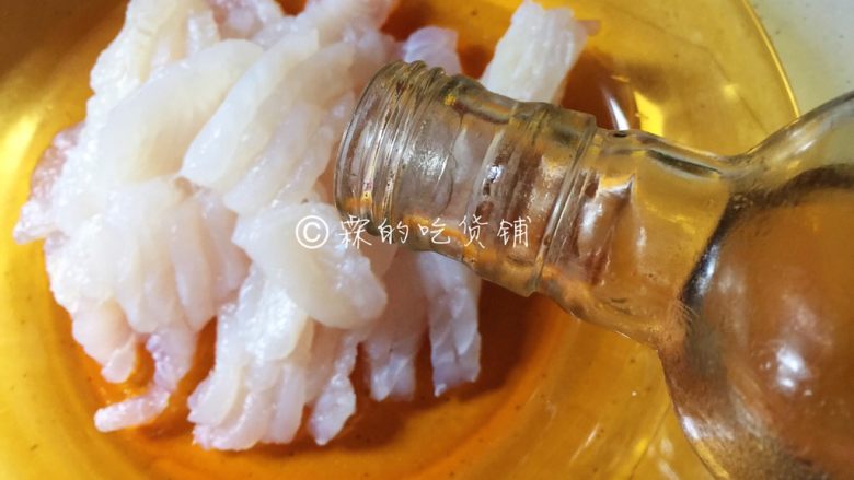 番茄豆腐鱼片汤,先腌制5分钟左右,加<a style='color:red;display:inline-block;' href='/shicai/ 718'>料酒</a>。