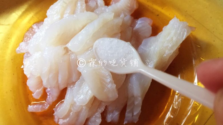 番茄豆腐鱼片汤,加盐,抓匀,备用。