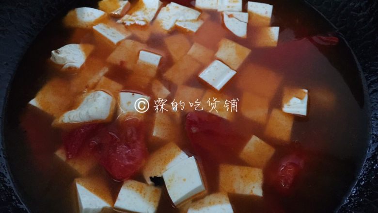 番茄豆腐鱼片汤,放入豆腐块,煮开。