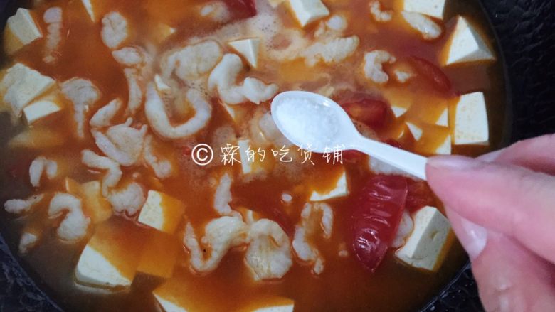 番茄豆腐鱼片汤,煮至鱼片变色,加盐后就可以关火了。