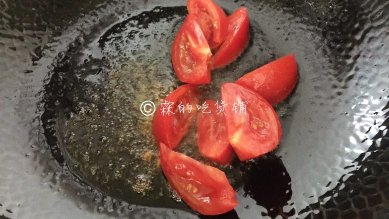 番茄豆腐鱼片汤,起油锅,先把番茄块放入煸炒。