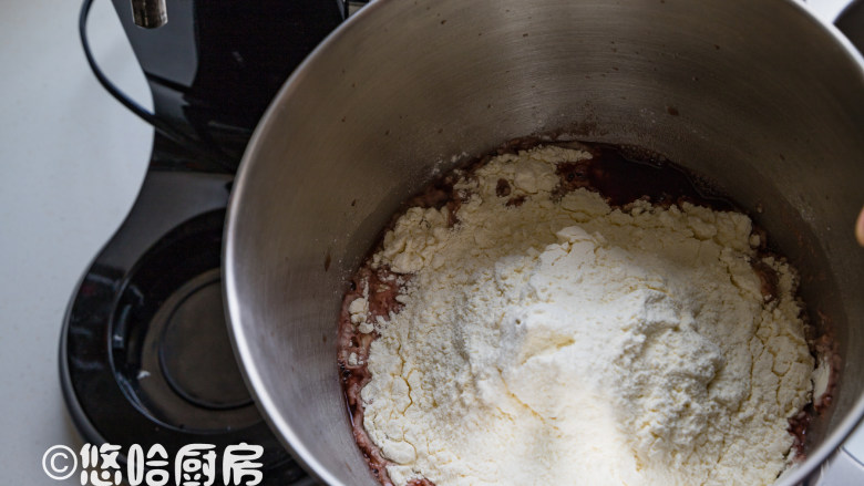 红酒葡萄干吐司,除葡萄干、黄油之外,所有的材料全部放入搅拌缸中。