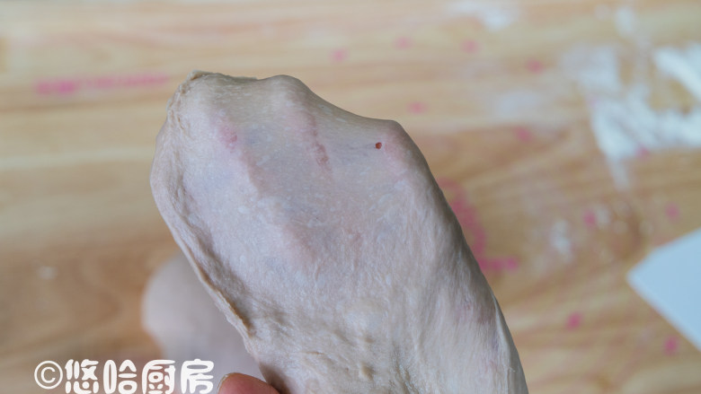 红酒葡萄干吐司,先用厨师机一档搅成团,再用二档搅拌6~7分钟,放入软化的黄油继续搅拌。搅拌至面团能拉出薄膜即可。