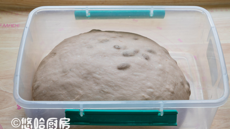 红酒葡萄干吐司,这是一发到位的面团,夏季温度高,发酵很快,一个多小时就发酵到位。