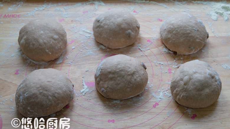 红酒葡萄干吐司,取出面团分成均等的6份,滚圆后盖保鲜膜醒发20分钟左右。