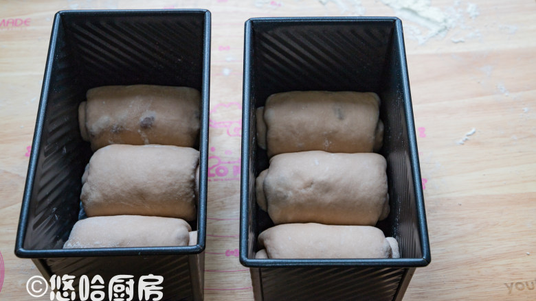 红酒葡萄干吐司,醒发后的面团进行二次擀、卷,卷起的面团放入吐司模具中。模具放入烤箱或密闭的容器中,里面放一碗热水,进行二次醒发。
