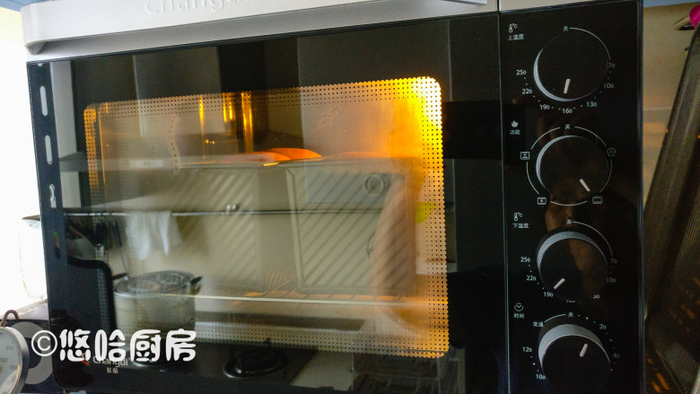 红酒葡萄干吐司,烤箱以上下管均180度预热,模具放入预热到位的烤箱中,烘烤35分钟。烘烤十分钟左右的时候,模具表面盖锡纸。烘烤结束后取出模具,倒扣网架放凉即可。