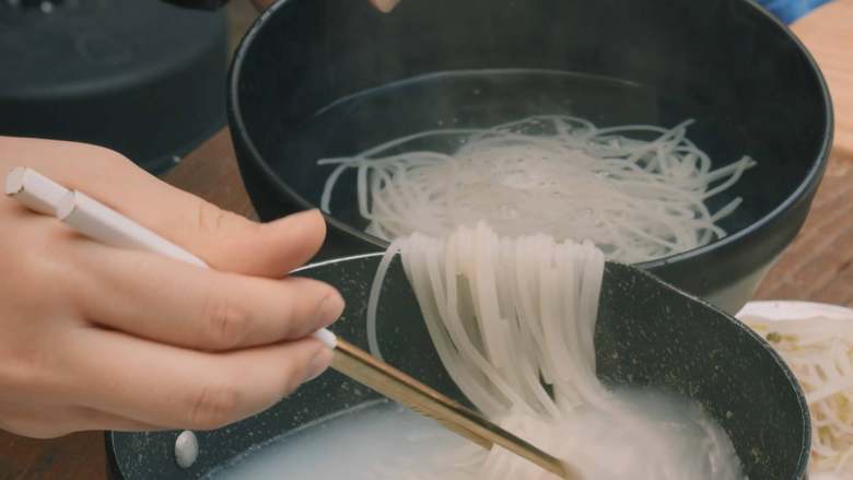 凉拌鸡丝螺蛳粉,去街上抢凉皮生意的方子!,换一锅冷水,下干米粉包,煮10分钟,捞出过凉开水。