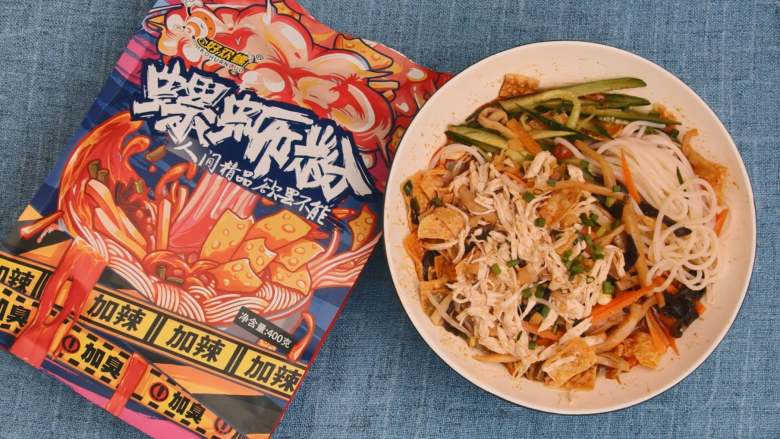 凉拌鸡丝螺蛳粉,去街上抢凉皮生意的方子!,将料汁倒入米粉中,拌匀即可。