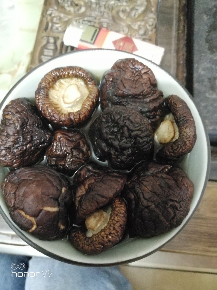 香菇虾米炒海参,<a style='color:red;display:inline-block;' href='/shicai/ 230'>香菇</a>温水泡开,洗干净切丝。