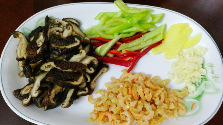 香菇虾米炒海参,所有配料都准备好,<a style='color:red;display:inline-block;' href='/shicai/ 2795'>蒜头</a>切碎,姜片少许
