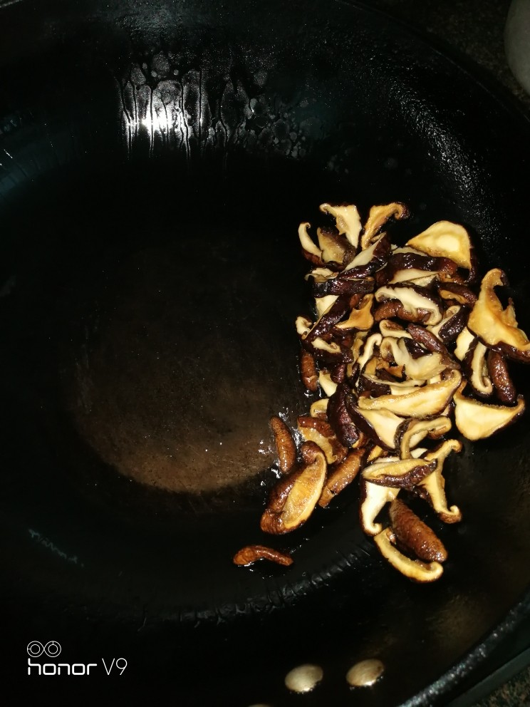 香菇虾米炒海参,炒出香味出来,捞到一边。