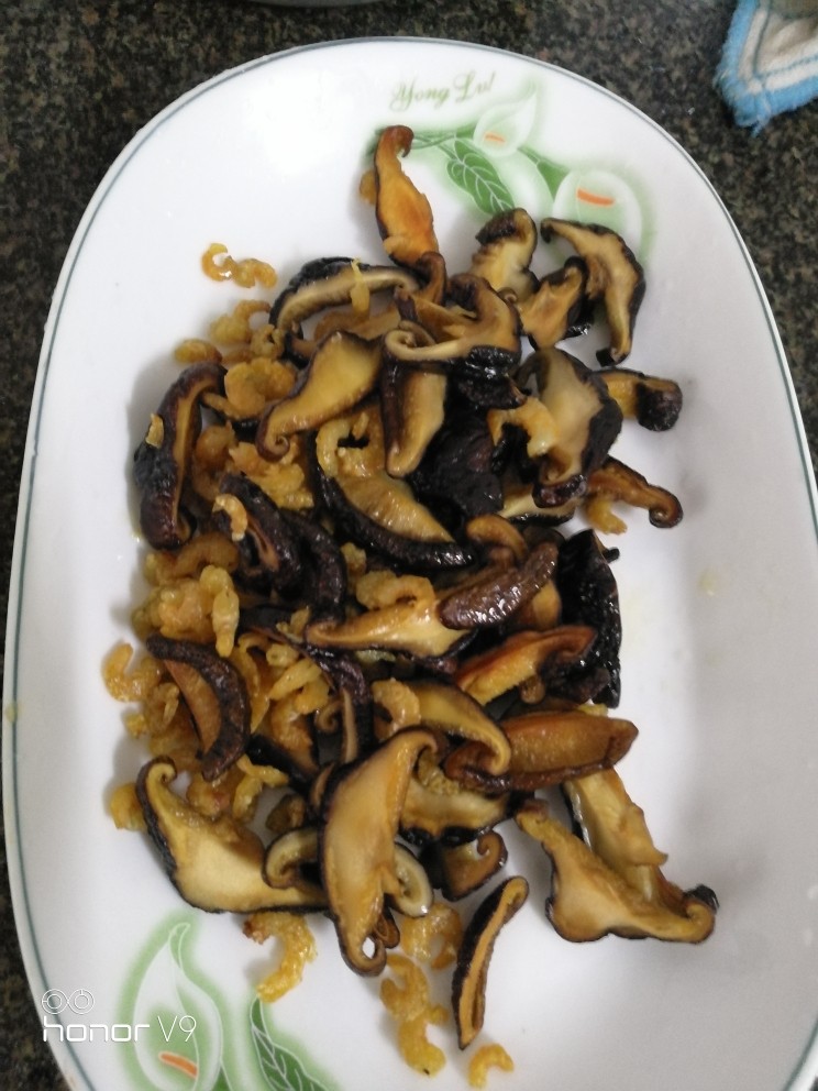 香菇虾米炒海参,把爆香的虾米和香菇捞起装盘,备用。