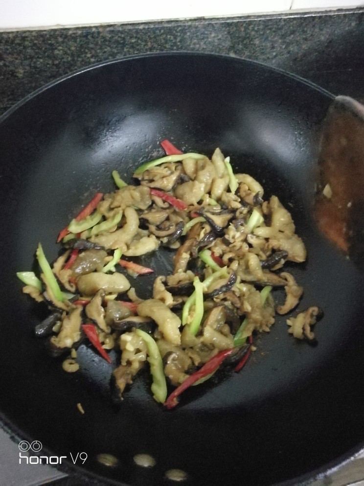 香菇虾米炒海参,炒均,摆盘。
