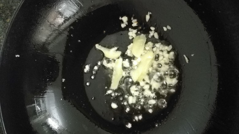 香菇虾米炒海参,同锅下蒜蓉跟姜片,炒香