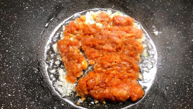 肉末冬瓜,锅里放入适量油,把腌制好的肉末倒入煸炒至熟。
