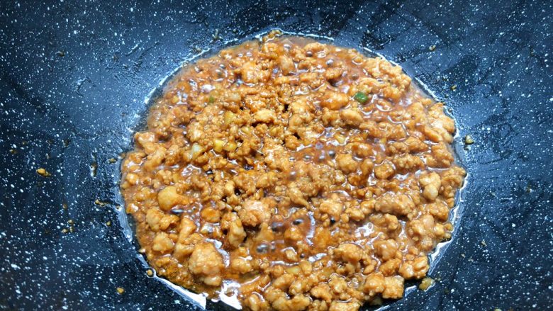 肉末冬瓜,肉末煸炒至这样的时候,把冬瓜蒸出来的汤汁倒到肉末里,翻炒均匀。