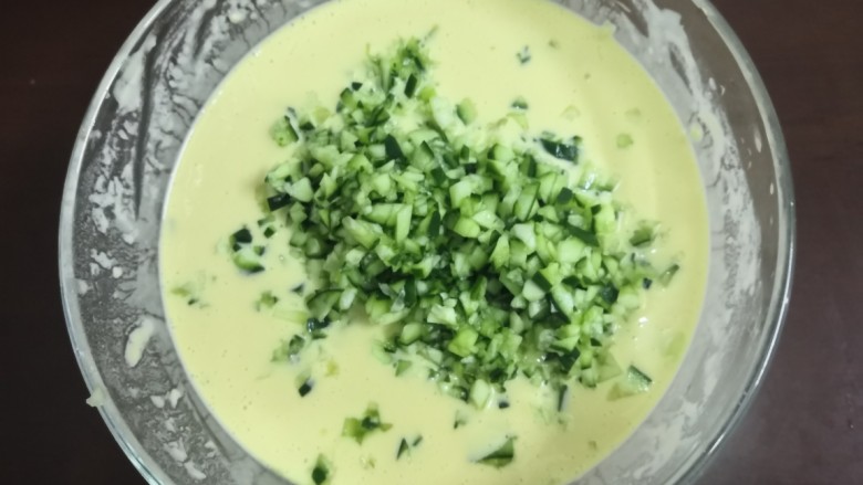 无油黄瓜卷饼,把黄瓜丁,倒入面糊中