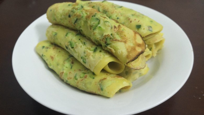 无油黄瓜卷饼,卷好的饼,码放在盘中