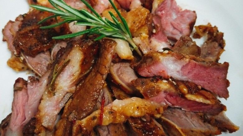 BBQ烤牛肋排,烤完将配件挑出来(如果在家中制作有的配料可以食用)改刀装盘