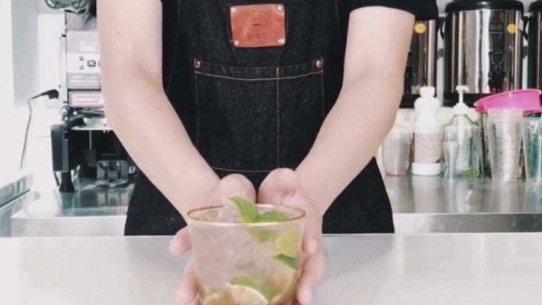 夏日高温续命冰茶,入口唇舌间溢满的水果茶,装饰即可