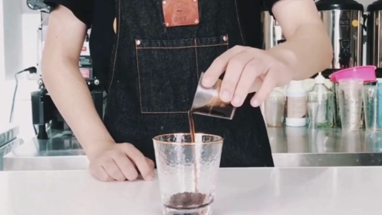 夏日高温续命冰茶,入口唇舌间溢满的水果茶,取冷饮杯,倒入红糖薄荷糖浆