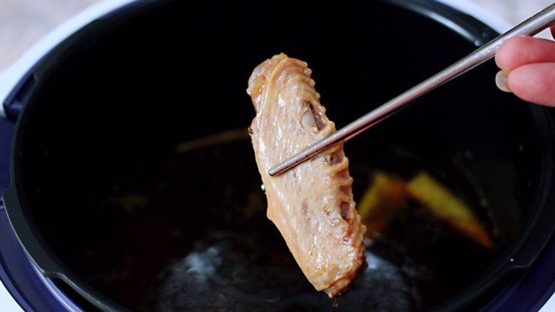 香卤鸭翅,美味诱人的香卤鸭翅出锅咯,香味浓郁,满屋飘香。
