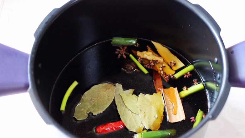 香卤鸭翅,最后放入香叶和桂皮,草蔻和肉蔻,再放入花椒和八角。