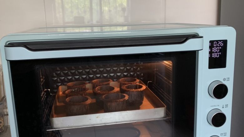 蓝莓麦芬蛋糕,送入预热好的烤箱,中层、上下火180度烤20-30分钟