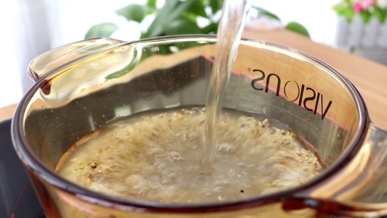 双米藜麦粥,加600ml清水
tips:煮粥时,水和粥的比例大概是10:1,如果加入其它食材的话,可以适当再多加些水的比例