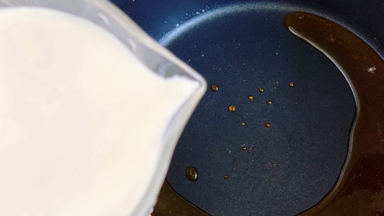 奥利奥奶茶,然后加入牛奶,用勺子不停地搅拌,糖浆倒入牛奶时会结块,随着牛奶的温度越高,结块的糖浆会融化掉。
