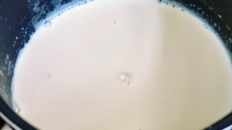 奥利奥奶茶,接着加入清水,用勺子搅拌均匀。