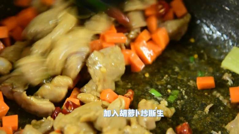 它不光是米饭杀手,还是面条杀手、稀饭杀手、馒头杀手,加入胡萝卜炒至断生。