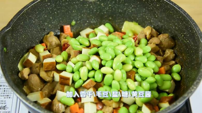 它不光是米饭杀手,还是面条杀手、稀饭杀手、馒头杀手,加入香干、毛豆、盐、糖、黄豆酱炒匀即可。