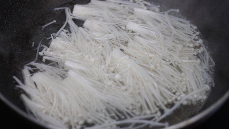 泡菜肥牛,热水烫一下就盛出,沥水备用。