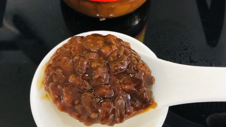 泡菜肥牛,<a style='color:red;display:inline-block;' href='/shicai/ 4510'>黄豆酱</a>挖一大勺,备用。
