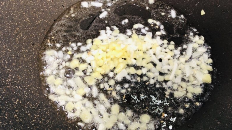 泡菜肥牛,热锅倒油,倒入蒜末,姜末,爆香。