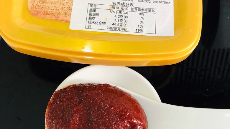 泡菜肥牛,<a style='color:red;display:inline-block;' href='/shicai/ 691'>辣椒酱</a>挖一大勺,备用。