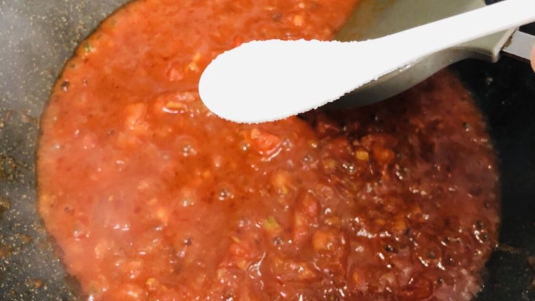 泡菜肥牛,加入食用盐,拌均匀
