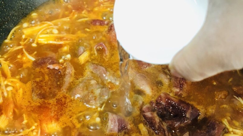 泡菜肥牛,倒入白醋,翻炒均匀