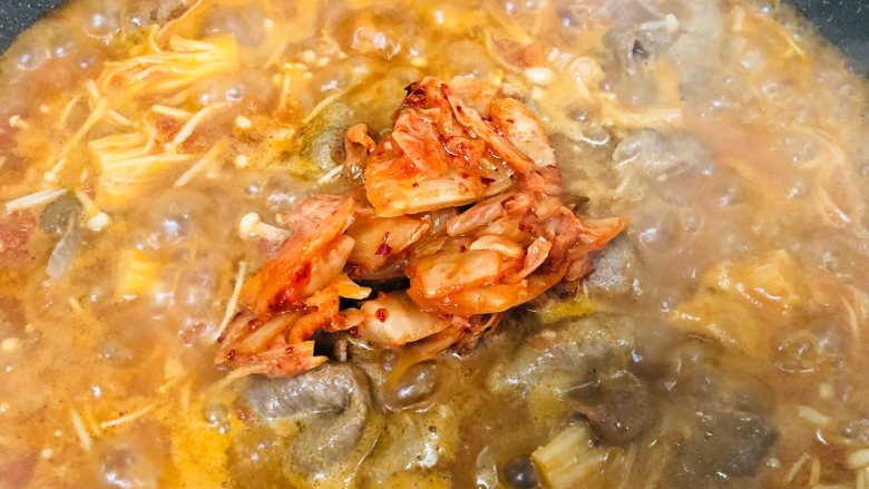 泡菜肥牛,再加入泡菜,准备出锅时加入小辣椒,翻炒均匀就做好啦!