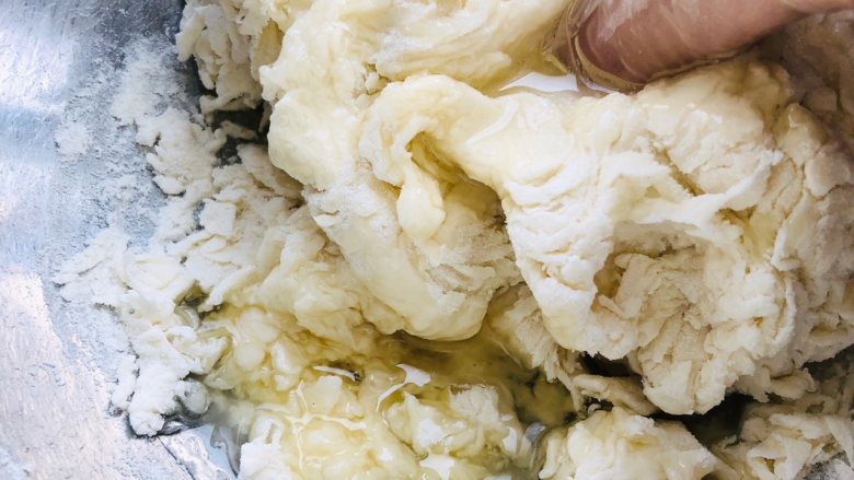 奥尔良鸡肉薄底披萨,加入橄榄油,开始揉面