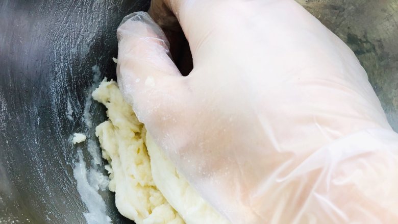 奥尔良鸡肉薄底披萨,用手掌根部的位置按压面团,慢慢的面团会成团,揉到面团光滑即可