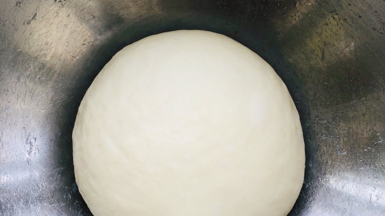 奥尔良鸡肉薄底披萨,揉好的面团盖保鲜膜,放入冰箱冷藏1小时