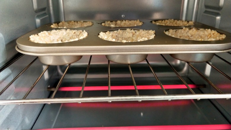 燕麦酸奶杯,放入提前预热好的烤箱,上下火180烤20分钟。
