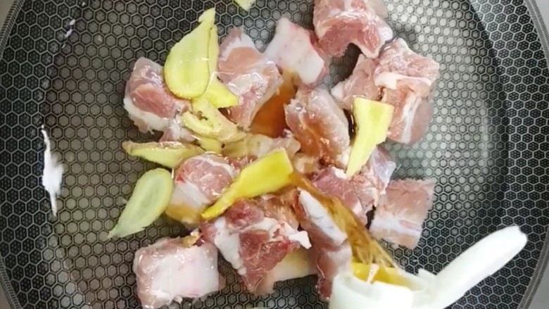 糖醋排骨,<a style='color:red;display:inline-block;' href='/shicai/ 434'>排骨</a>切块凉水下锅加姜片，料酒