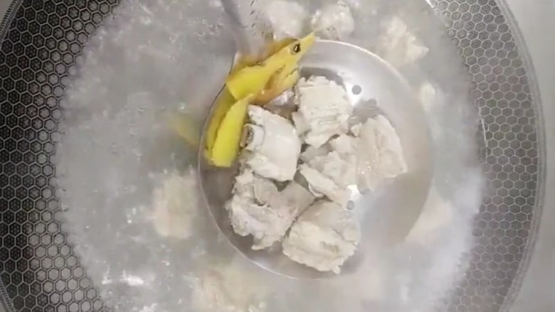 糖醋排骨,打去浮沫煮熟捞出