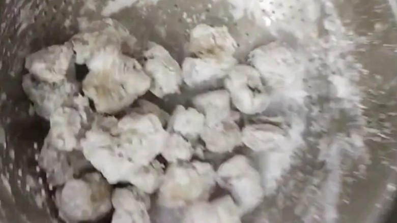 糖醋排骨,拍上一层淀粉